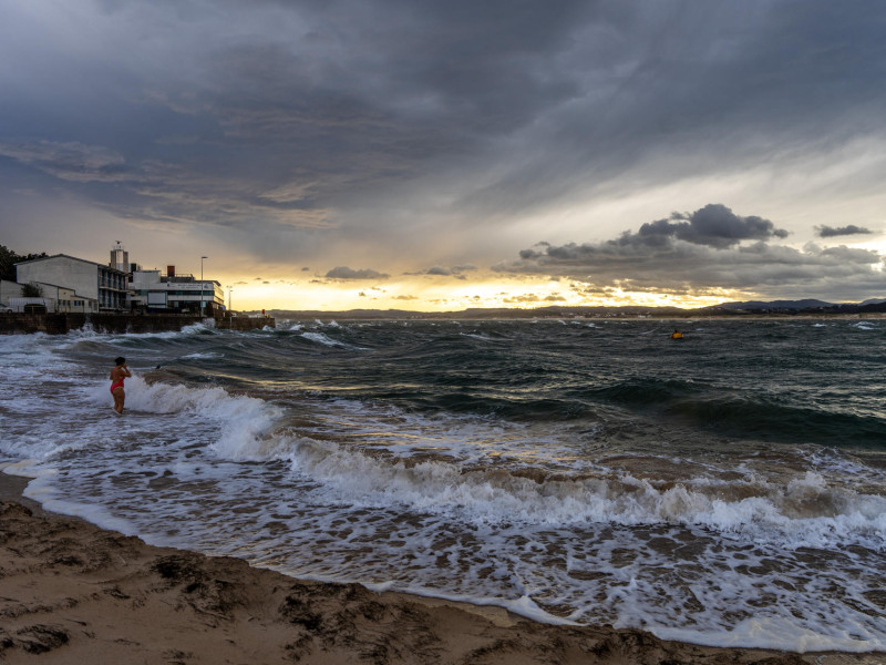 El paso del huracán Kirk dejó estas imágenes en las playas de Cantabria.