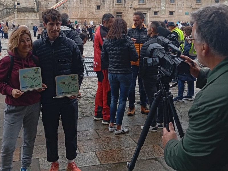 Ana junto al ganador masculino de la carrera