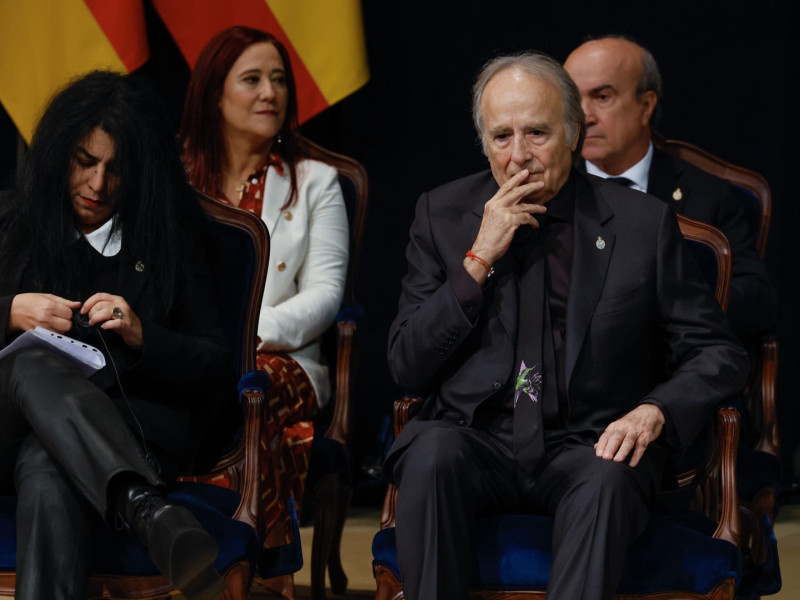 Serrat escucha un discurso en la ceremonia de entrega de los Premios Princesa de Asturias