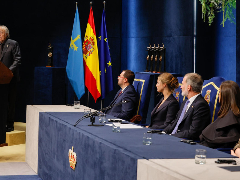 Serrat pronuncia su discurso en la ceremonia de entrega de los Premios Princesa de Asturias