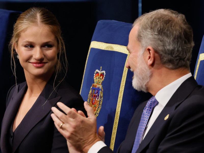 Felipe VI aplaude a Leonor tras pronunciar su discurso en la entrega de los Premios Princesa de Asturias