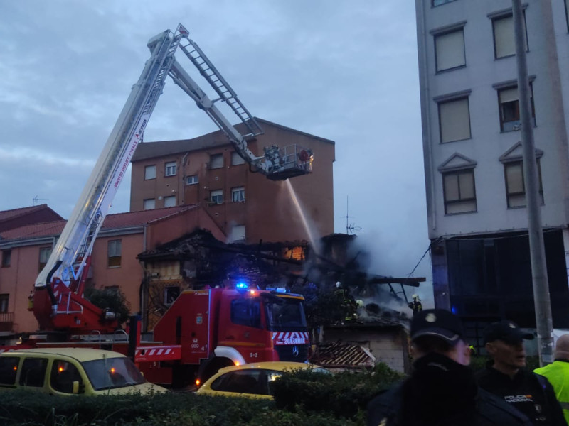 Bomberos de Santander extinguiendo el incendio del edificio derrumbado en Santander tras una explosión