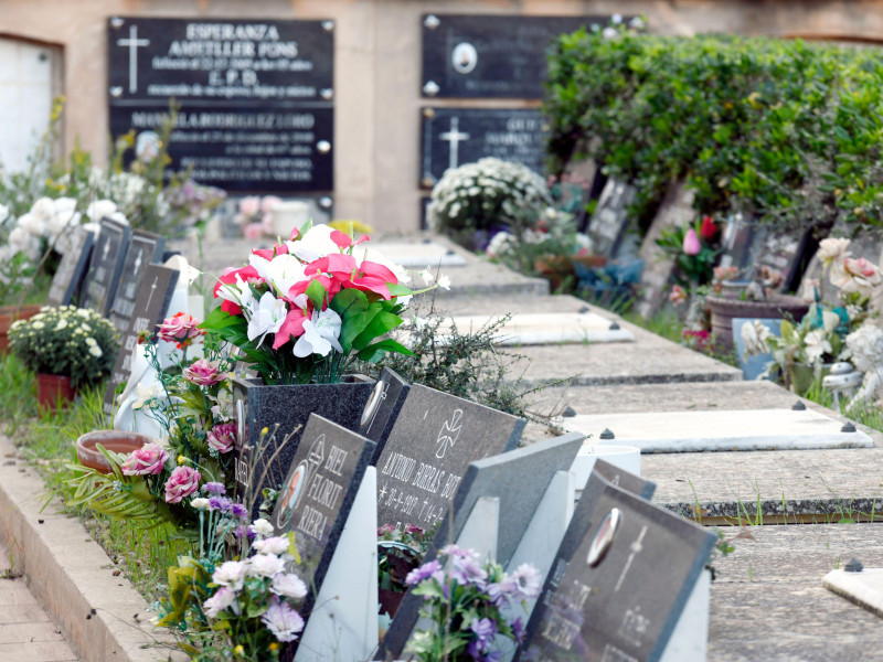 Cementerio con flores el Día de Todos los Santos en España