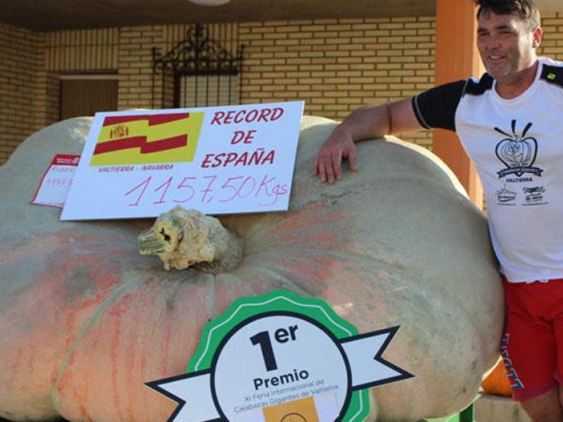 'El Rey de las calabazas' con su récord de la calabaza más grande de España