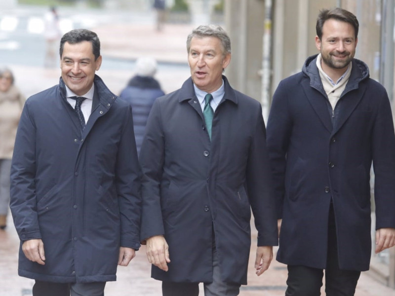 El presidente de Andalucía, Juan Manuel Moreno Bonilla; el presidente del PP, Alberto Núñez Feijóo; y el presidente del PP de Asturias, Álvaro Queipo