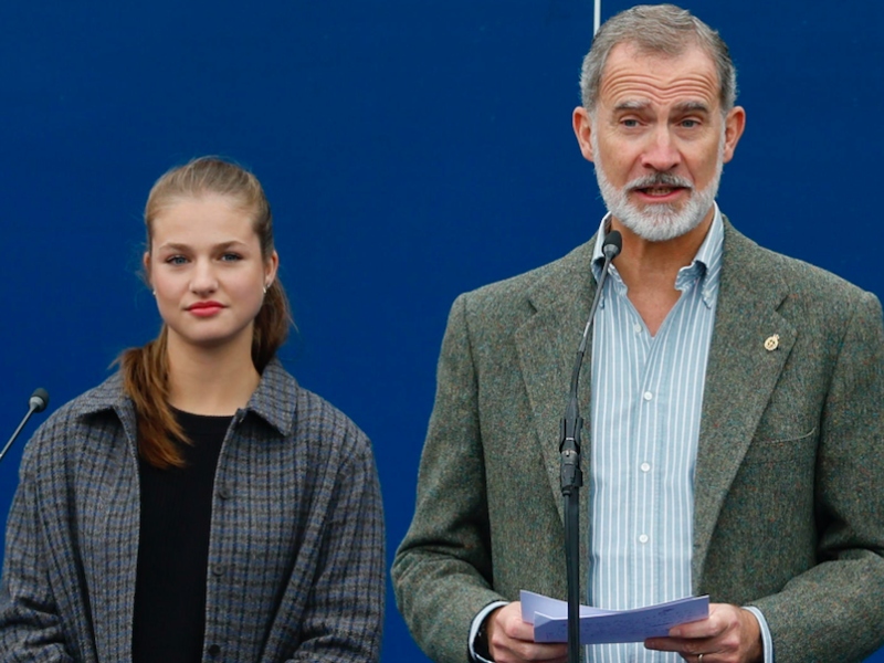 El Rey Felipe (d), junto a la Princesa Leonor (i), en la entrega del premio al Pueblo Ejemplar de Asturias 2024