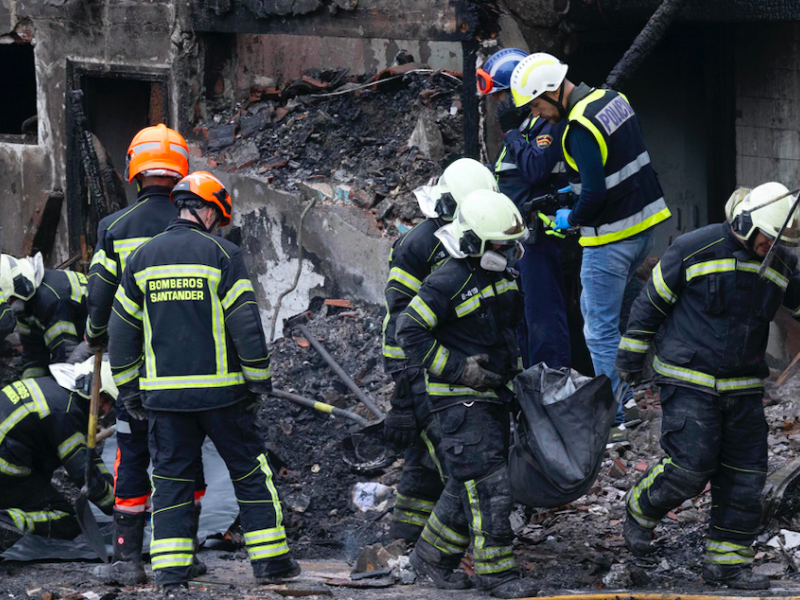 Los bomberos de Santander y la Policía Nacional, en el edificio derrumbado este sábado en La Albericia