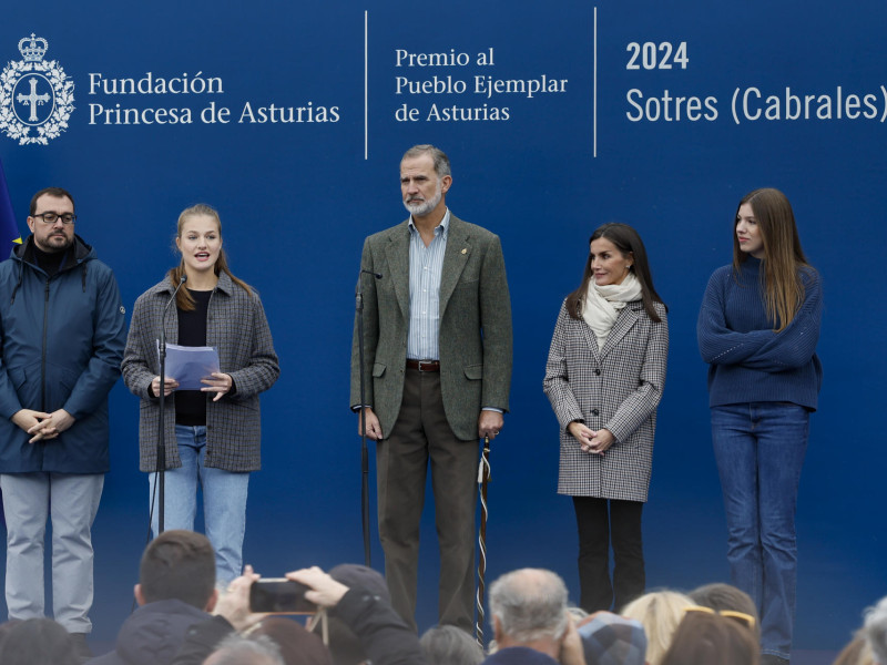 El Rey Felipe (c), junto a Letizia y sus hijas, y el presidente de Asturias, en la entrega del premio al Pueblo Ejemplar de Asturias 2024, en Sotres