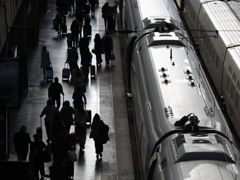 Un tren espera en la estadio de Atocha a su salida.