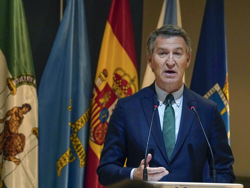 Intervención del presidente del PP, Alberto Núñez-Feijóo, durante la imposición de la insignia de Oro de la Asociación del Día de Galicia en Asturias a Moreno Bonilla