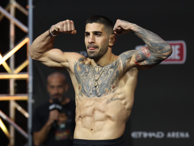 Ilia Topuria posa durante el pesaje para la pelea por el campeonato de peso pluma en UFC 308, en Abu Dhabi, Emiratos Árabes Unidos, el 24 de octubre de 2024