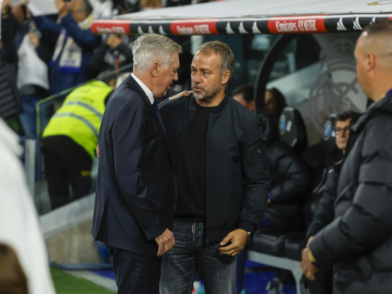 Ancelotti y Flick se saludan antes de de comenzar el partido