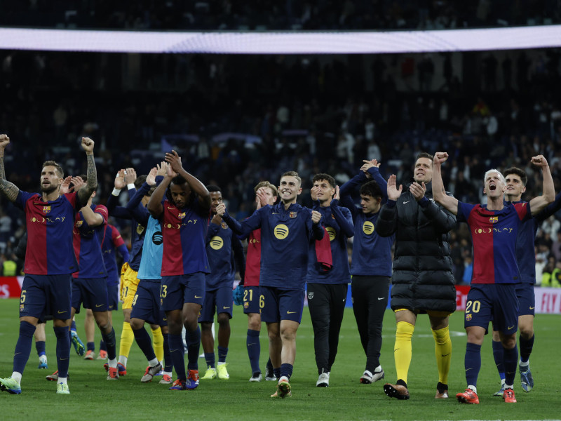 Los jugadores del Barcelona celebran la victoria en el Bernabéu.