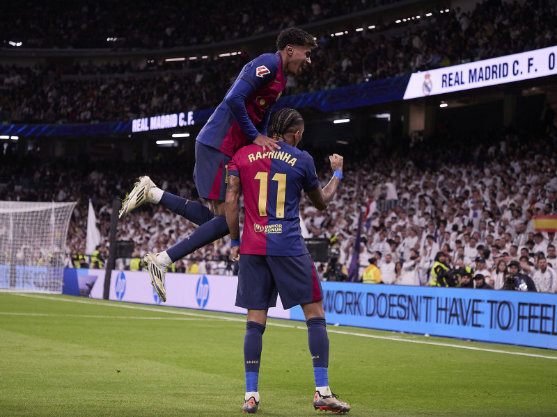 Raphinha y Lamine Yamal celebran un gol en un córner, lugar desde donde se lanzaron los insultos.