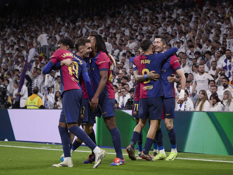 Los jugadores del Barcelona celebran uno de los cuatro goles ante la afición del Real Madrid.