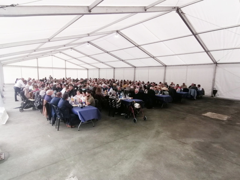 El acto se desrrolló bajo carpa y reunió a vecinos de todas las edades