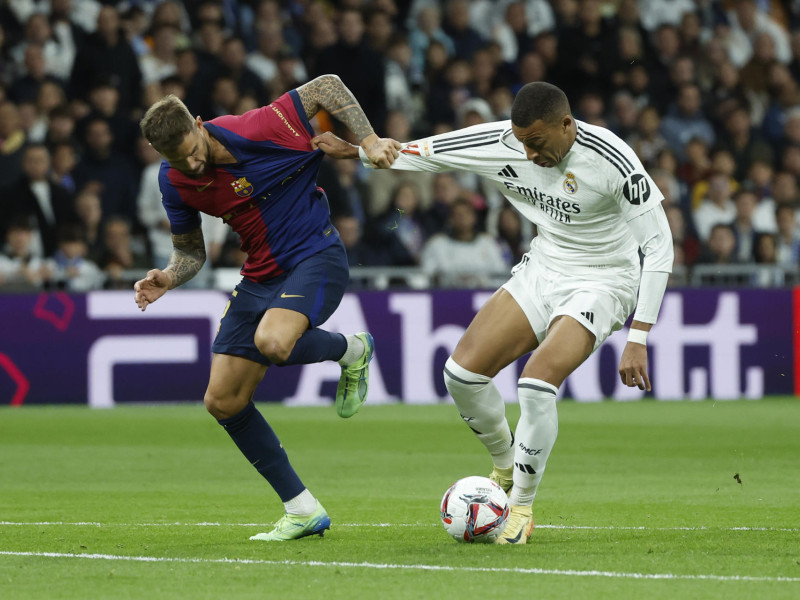 Iñigo Martínez intenta arrebatar un balón a Kylian Mbappé.