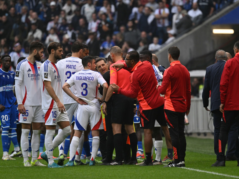 Los jugadores protestan al árbitro durante el Lyon-Auxerre.