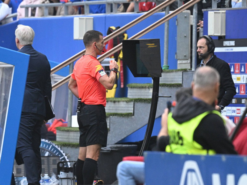 El árbitro mira en el VAR el penalti de la polémica.