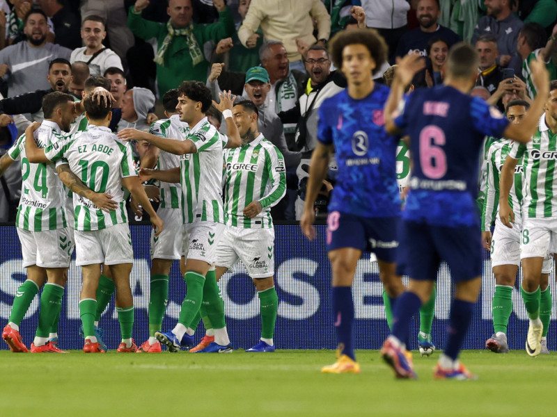 Los jugadores del Betis celebran el primer y único gol del encuentro correspondiente a la jornada 11 de Laliga EA Sports que han disputado hoy domingo Betis y Atlético de Madrid en el estadio Benito Villamarin, en Sevilla