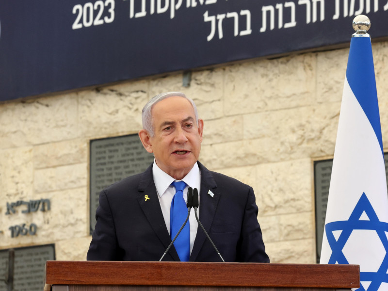 El primer ministro israelí, Benjamin Netanyahu, habla durante una ceremonia conmemorativa que marca el primer aniversario del calendario hebreo del ataque de Hamas que desencadenó la guerra actual en Gaza, en el cementerio militar del Monte Herzl en Jerusalén, el 27 de octubre de 2024.