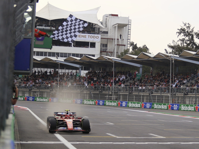 Carlos Sainz entra en meta y suma su cuarta victoria en la Fórmula 1.