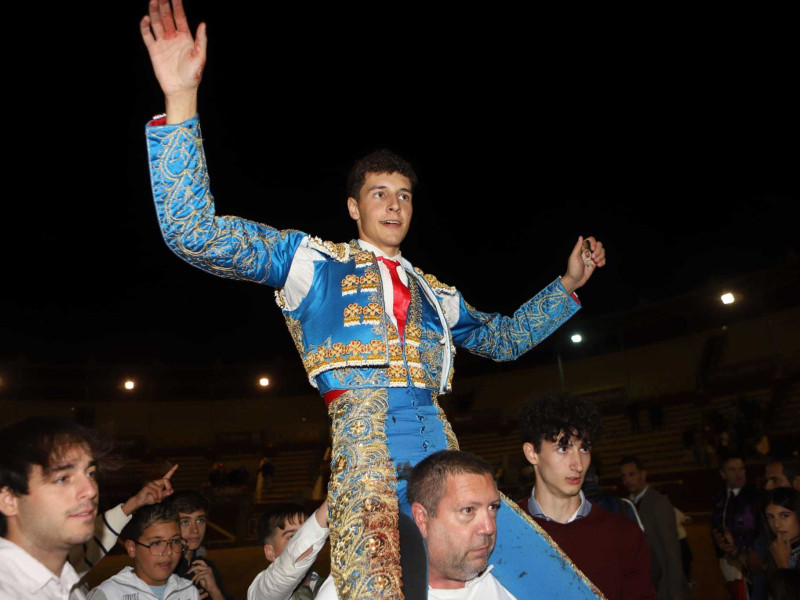 Mariscal Ruiz salió a hombros a la finalización del festejo en Sanlúcar