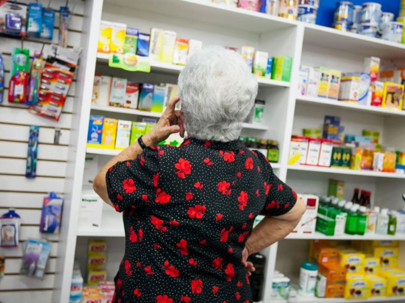 Una mujer en una farmacia