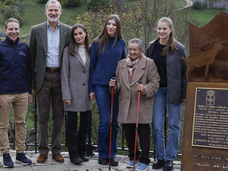 La Familia Real junto al monolito de Sotres