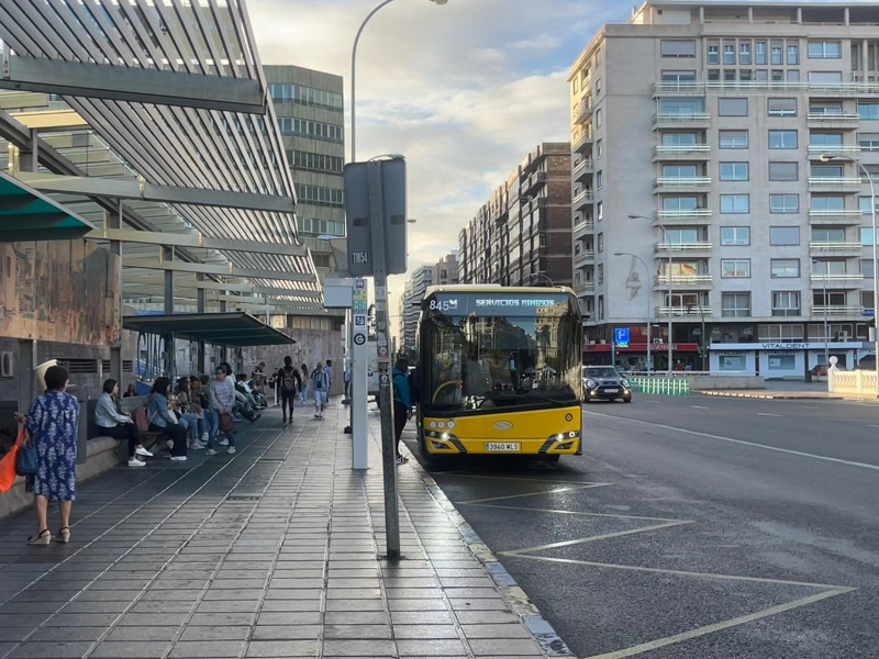 Guagua articulada cargando en la estación de San Telmo