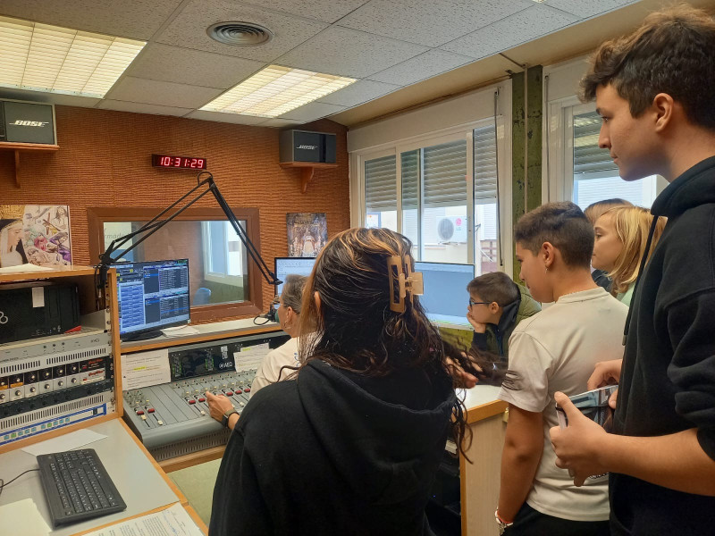 Visita de alumnos del taller de radio del IES Sayena a COPE Motril