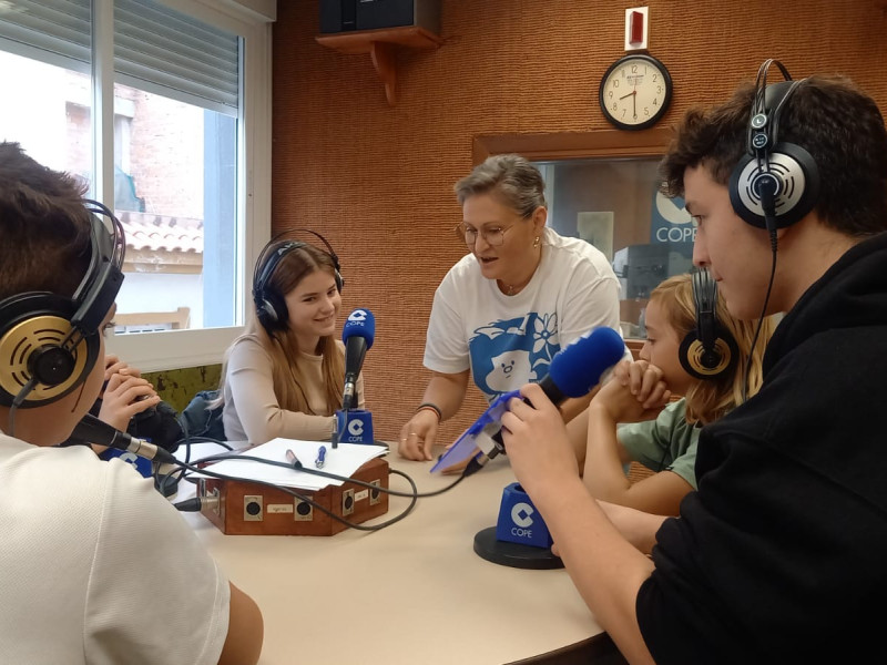 Visita de alumnos del taller de radio del IES Sayena a COPE Motril