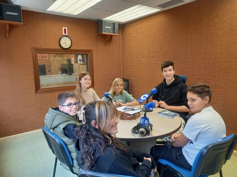 Visita de alumnos del taller de radio del IES Sayena a COPE Motril