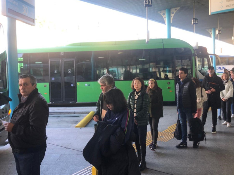 Usuarios, a la espera de montar en un autobús en la estación de Oviedo