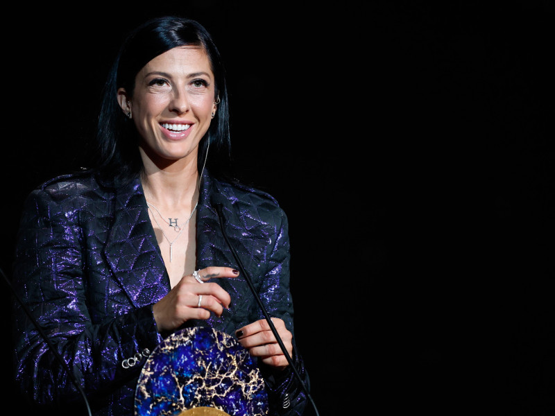 Jenni Hermoso, con el premio Sócrates durante la gala del Balón de Oro 2024