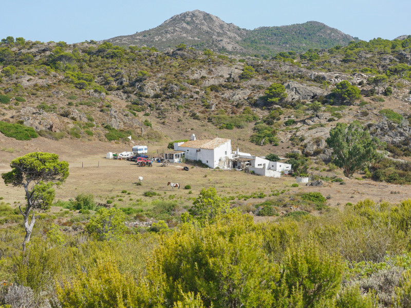 Casa rural aislada en España en el parque natural de Cap de Creus, Mediterráneo, El Port de la Selva, Alt Emporda, Cataluña