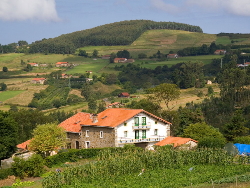 Perumahan pedesaan dekat kota Bermeo, di provinsi Vizcaya, Basque Country, Spanyol Utara