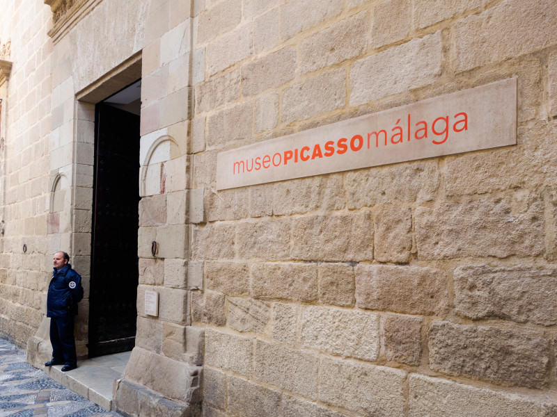 Guardia en la entrada del Palacio de Buenavista, sede del Museo Picasso Málaga, museo, Andalucía, España