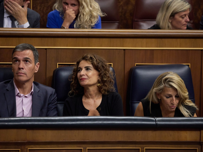 El presidente del Gobierno, Pedro Sánchez; la vicepresidenta primera del Gobierno y ministra de Hacienda, María Jesús Montero; y la vicepresidenta segunda y ministra de Trabajo y Economía Social, Yolanda Díaz, durante una sesión plenaria en la Cámara Baja, a 17 de septiembre de 2024, en Madrid (España)