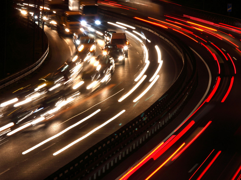 Tráfico nocturno en la autopista, Donostia - San Sebastián, País Vasco