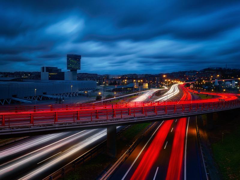 Estelas de luz en la noche de Bilbao