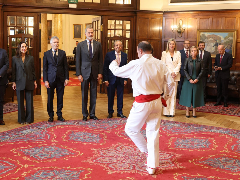 Su Majestad el Rey durante el aurresku de honor en la Sociedad Bilbaina