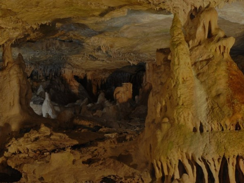 Interior de la cueva de los franceses en la montaña palentina