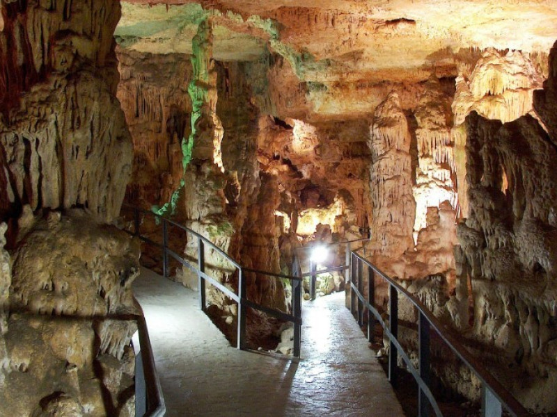 interior de la cueva de los franceses