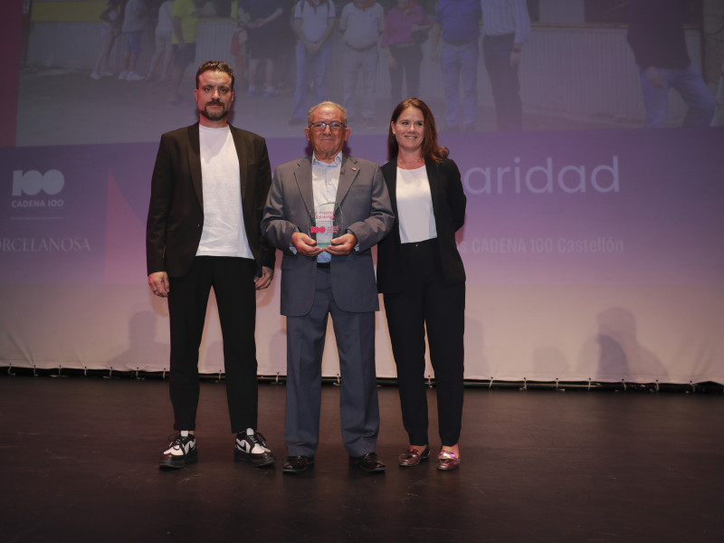 Julia Lacedón y Edgar Alcoba de Porcelanosa, entregaron el premio al director de Cáritas Interparroquial de Segorbe, Vicente Nemesio