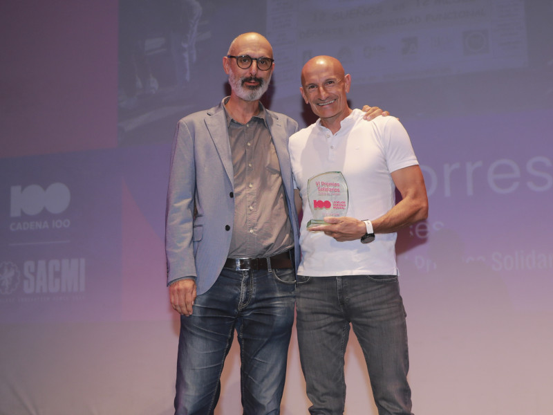 David Gálvez, CEO de Sacmi Ibérica, hizo entrega del galardón a Miguel Torres Navarro