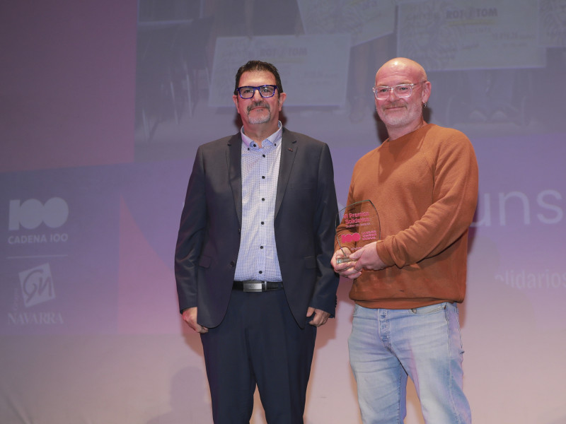 Fiachra Mc Donagh, responsable de Gestión, Solidaridad y Medio Ambiente, y presidente de Exodus, recibió el premio de la mano de Alfonso Rodríguez de Grupo Navarra