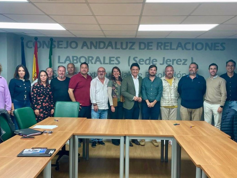 29/10/2024 El delegado territorial de Empleo, Empresa y Trabajo Autónomo de la provincia de Cádiz, Daniel Sánchez Román, junto a representantes de sindicatos y patronal del sector de la Piel tras firmarse el nuevo convenio.
POLITICA 
JUNTA DE ANDALUCÍA