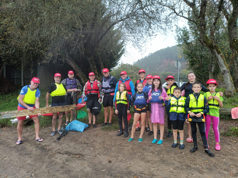 Piragüistas participantes en la recogida