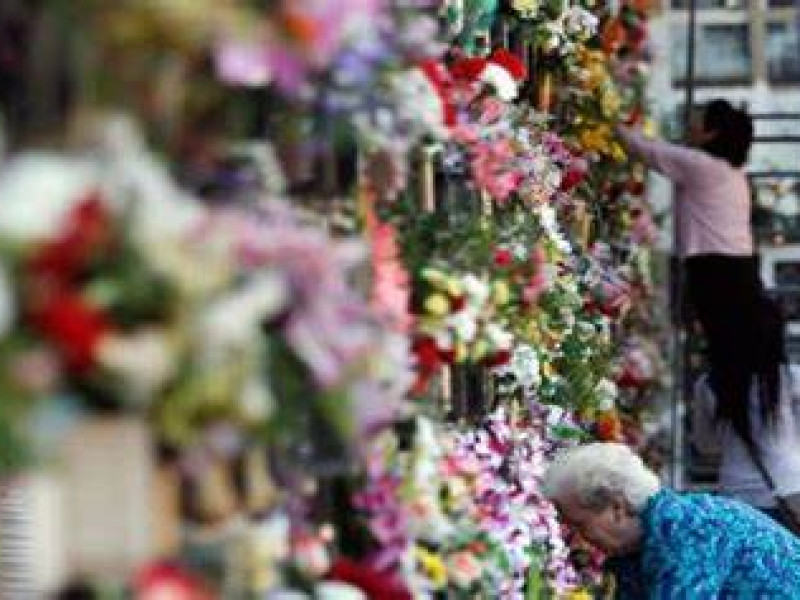 Tradición de llevar flores al cementerio